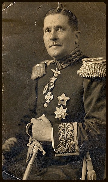 General Juan Pablo Bennett Argandoña, de ministro de Defensa de Arturo Alessandri, pasó a miembro de la Junta Militar de 1924,