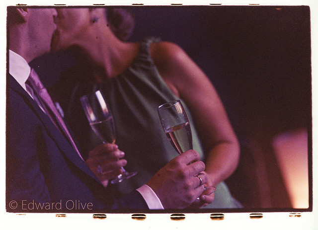 Couple and champagne © Edward Olive reportajes de fotos de novios