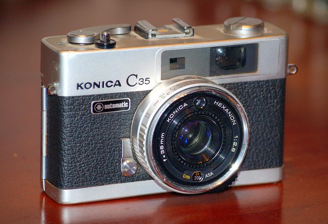 Analog Rangefinder: Konica C35 1:2.8 f=38mm Automatic (1971) - Sony A200 with Sony DT 55-200 mm 1:4.0-5.6 Zoom (A mount)