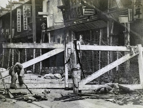 上海第三次工人武装起义当天 22／03／1927 Shanghai 华界的部分北洋军被工人武装击溃，从浙江北路路障逃入公共租界，在租界军警的要求下将武器丢弃在路障处。