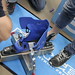 Rozevřený skelet boty upnutý do speciální stolice pro lepší označení místa, které tlačí., foto: Ski a Bike Centrum Radotín