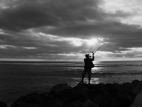 sea mer fishing pêcher sun sunlight clouds soleil rayons nuages waves vagues fisherman pêcheur rocks pierre caillou shore sunset couchédesoleil noiretblanc blackandwhite laréunion reunionisland dom