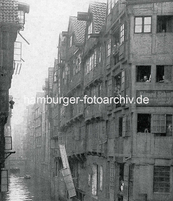X0092256 Altes Bild vom Katharinenfleet in der Hamburger Altstadt - Speichergebäude, Bewohner blicken aus dem Fenster.