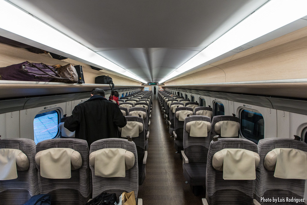 Interior de un shinkansen moderno. El espacio para maletas encima de los asientos es algo justo&nbsp;