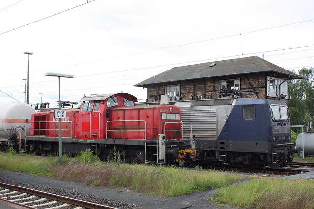 DB: 294 802-4 und RBH: Lok 114 (ex DB 143 056-0) in Kassel-Bettenhausen vor dem Stellwerk 