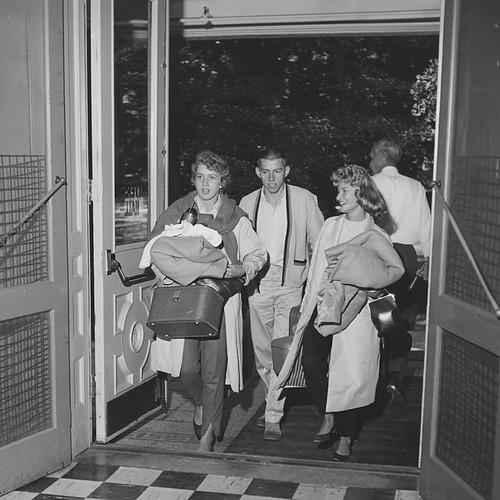 As we prep to welcome our largest group of Wildcats to campus Friday, we #tbt to this pic of students moving in in 1961. #BigBlueMoveIn