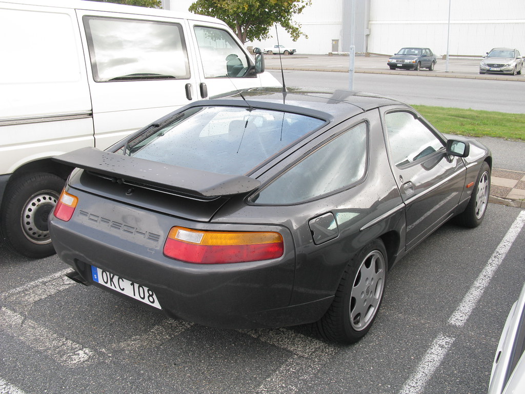 Image of Porsche 928 S4