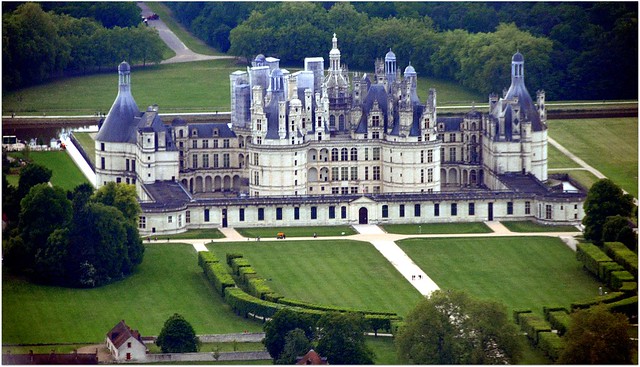 Le Château de Chambord est le plus vaste des châteaux de la Loire. L'origine du château actuel remonte au XVIe siècle et au règne du roi de France François Ier qui supervise son édification à partir de 1519