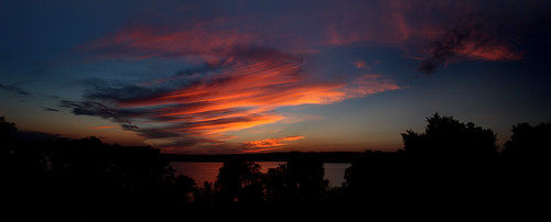 sunset red sky reflection yellow clouds southdakota silhouettes chamberlainsd lakefranciscase