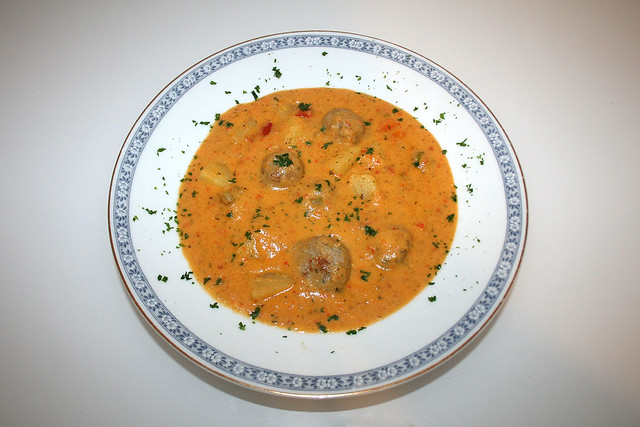 40 - Paprika-Kartoffelsuppe mit Bratwurstklößchen - Serviert / Bell pepper potato soup with meatballs - Served