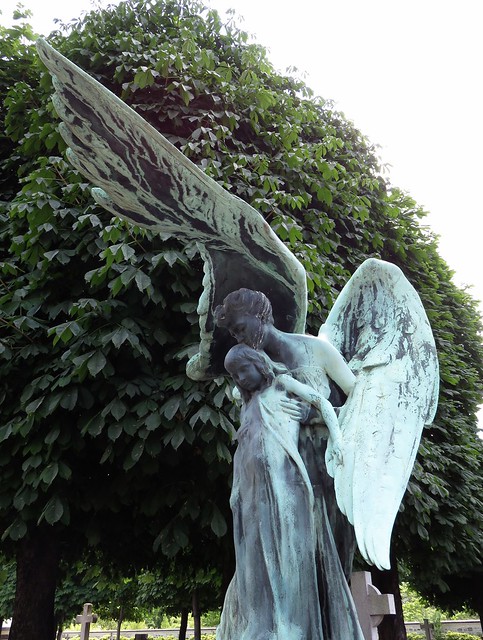 Angel carrying away little girl - Cimetière de Grenelle