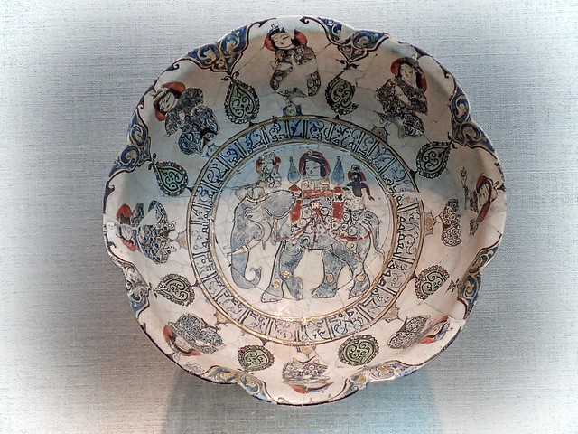Eight-lobed bowl with kufic inscription Iran late 12th-early 13th century CE Stone-paste body