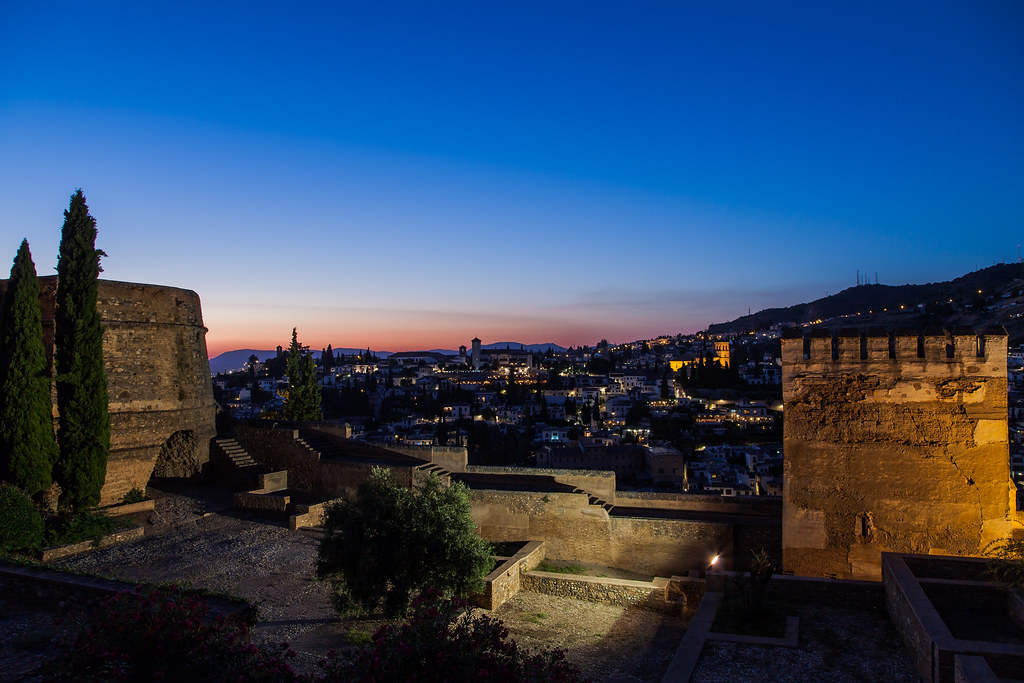 https://www.twin-loc.fr Night view from Alhambra de Granad… - Flickr