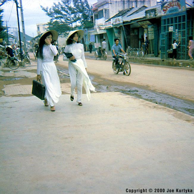 Downtown QUI NHON 1966-67 - Vietnamese Schoolgirls