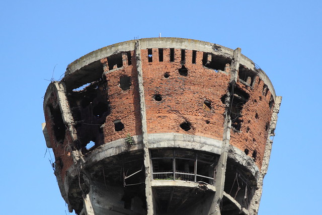 Rozstřílená vodárenská věž ve Vukovaru