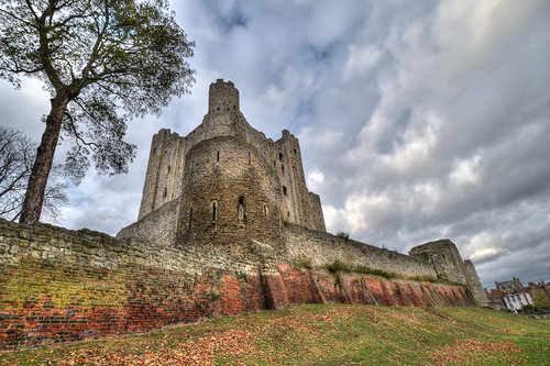 rochester castle kent castlewall castlewalls 12thcentury keep tower curtainwall low lowangle explored