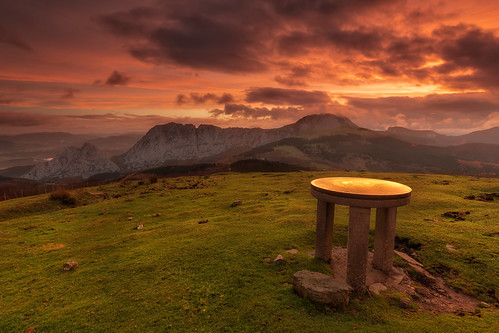 Orientation table in the Saibigain mountain by Alfredo.Ruiz, Orientation table in the Saibigain mountainorientation table urkiola saibigain mountain sunrise clou