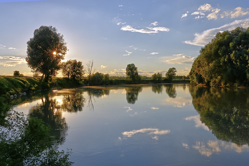 Cercare un tramonto (AL) by Ondablv, Uscita fotografica al tramonto regala spesso nei pressi di fiumi, laghi o pozze d'acqua romantici tr