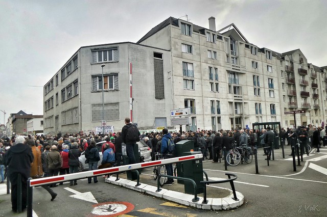 #Nantes: rassemblement pour un accueil décent des #migrants et tous les sans-abris, devant le Radisson Noir, squatt d'accueil violemment expulsé il y a 2 ans.