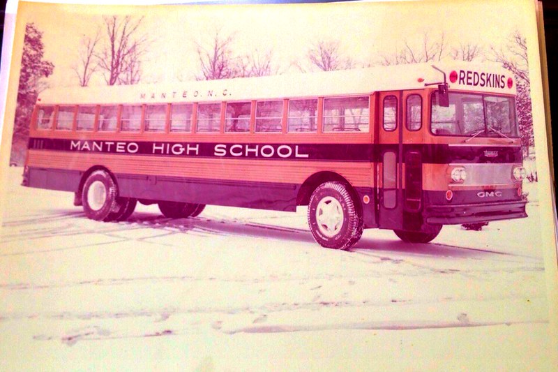 #1962 #manteohighschool #thomasbuiltbus #transitbus #schoolbus #nc Circa 1962 Thomas Built EF Transit Bus, North Carolina.  Manteo HS Activity Bus. Digitized from print.