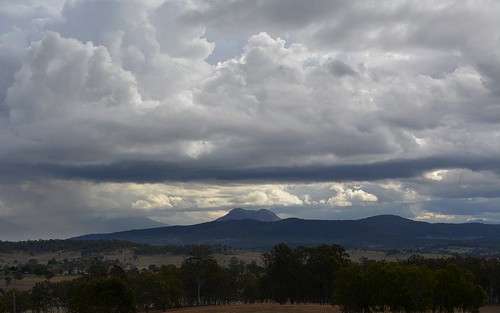 clouds landscape spring cloudy australia queensland showers australianlandscape cloudscape sequeensland ruralaustralia rurallandscape loganvalley australianmountains mountmaroon afternoonlandscape wahlmoorum