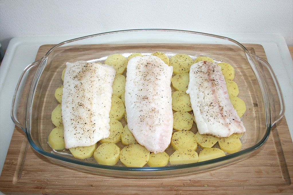 27 - Fischfilets auf Kartoffeln legen / Put fish on potato… | Flickr