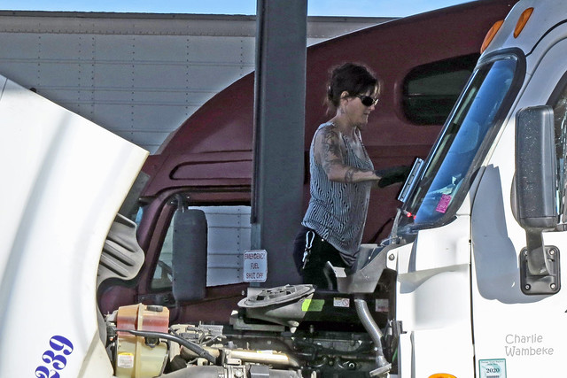 Tattooed trucker washing windshield Puckerbrush Nevada - Mill City NV 20140705-083529 C4Tc