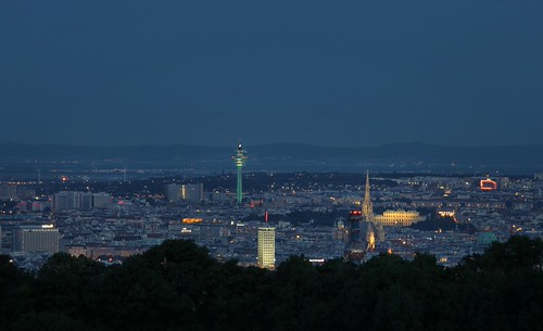 Wien bei Nacht by Marcus Rahm, Blick aus den Weingärten von Nussdorf auf Wien, mit der von Friedensreich Hundertwasser gestalteten 
