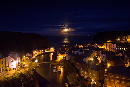pauldowning pd1001 pauldowningphotography nikon d7200 supermoon sunset moon staithes northyorkshire northyorkshiremoors harbour nightshot highiso hitech gnd 12 filters