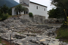 Eglises romanes en ruine de l'ile de Comacina