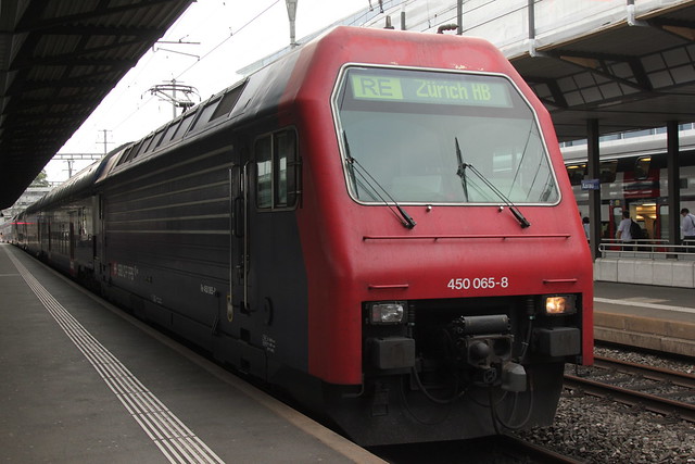 SBB Lokomotive Re 450 065 - 8 mit Taufname Bonstetten mit ZVV - Zürcher S-Bahn Doppelstockzug am Bahnhof Aarau im Kanton Aargau in der Schweiz