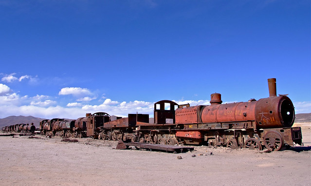 Bolivie - Le cimetière des vieux trains à Uyuni.