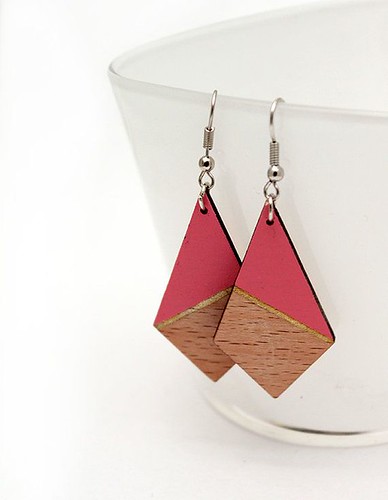 Tendance Joaillerie 2017 – Geometric triangle wooden earrings – salmon rose, natural wood and gold – minimalist, modern jewelry | by flashmag