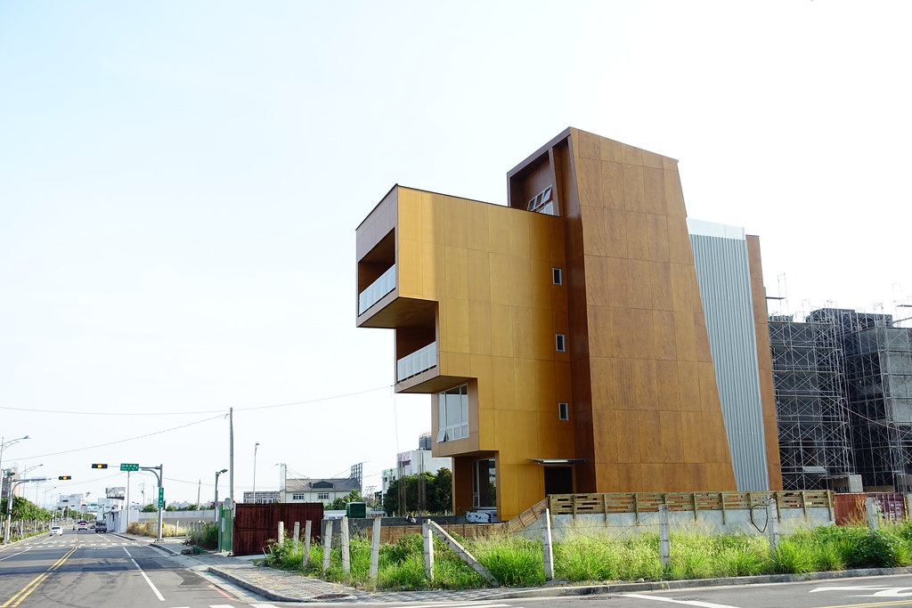「WoodTek HQ-台灣森科總部大樓」是台灣（亞洲）第一棟20公尺高，由CLT（Cross-Laminated-Timber）多層次實木結構積材工法施工而成的建築，於2014年10月在台中西屯福裕路落成完工，「WoodTek HQ-台灣森科總部大樓」同時是CLT工法的示範建築，台灣森科以此成果向台灣推薦CLT木構造建築。