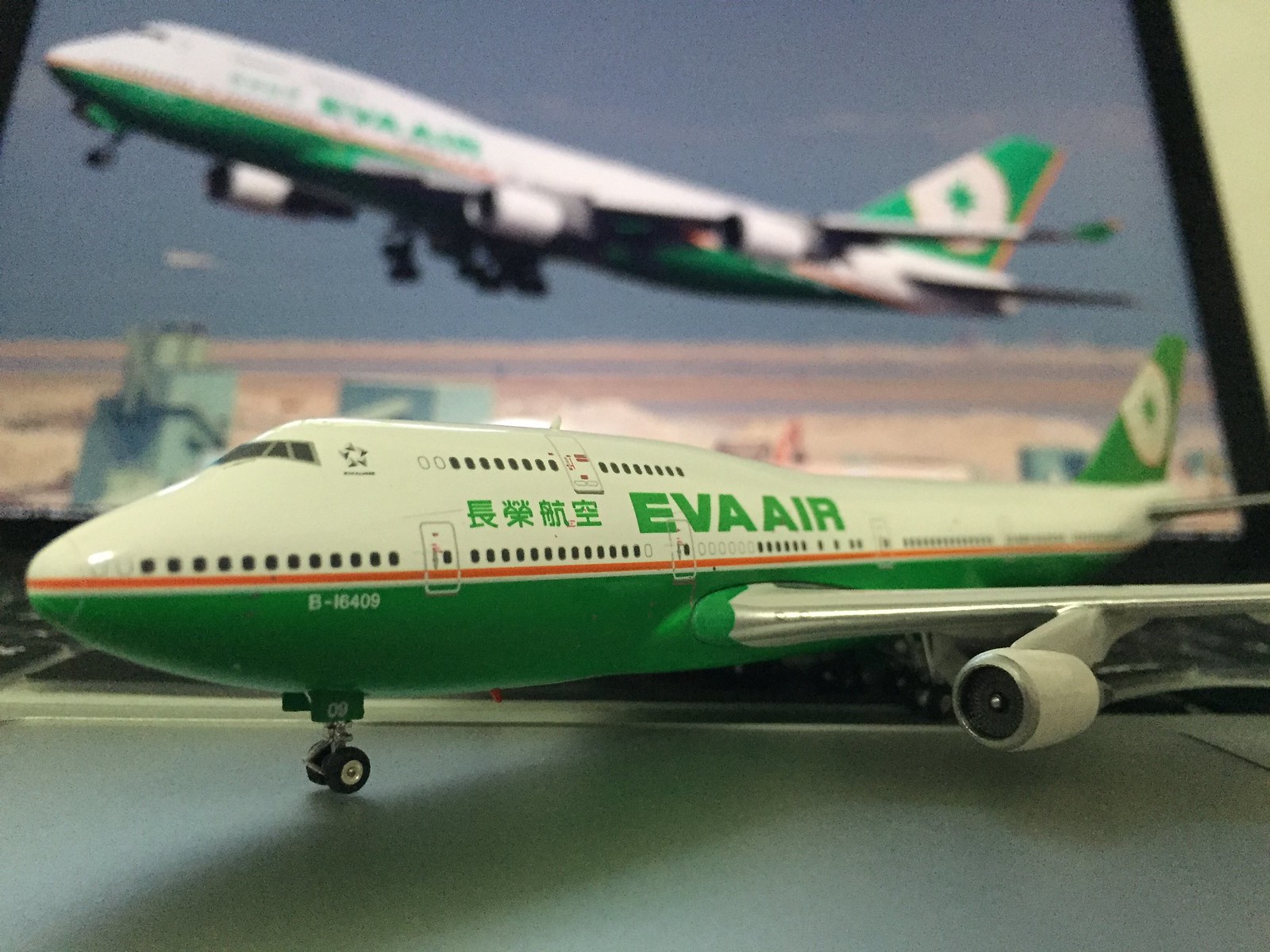 EVA AIR's last Boeing 747-400 Combi.
