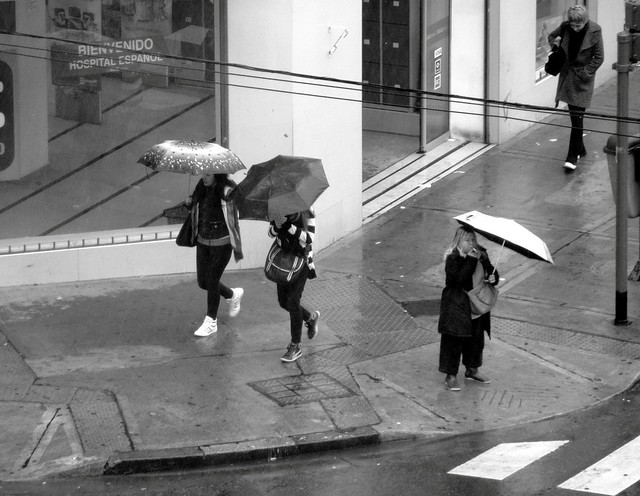 Mujeres en la lluvia