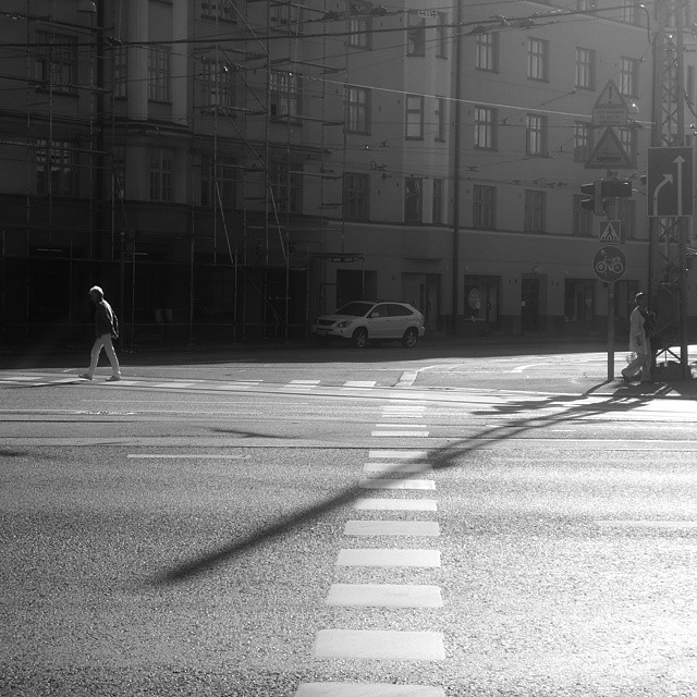 #street #crossing. #diagonals. #Panasonic #Lumix #dmc_fs50 #bw #blackandwhite #monochrome #artsyfartsy