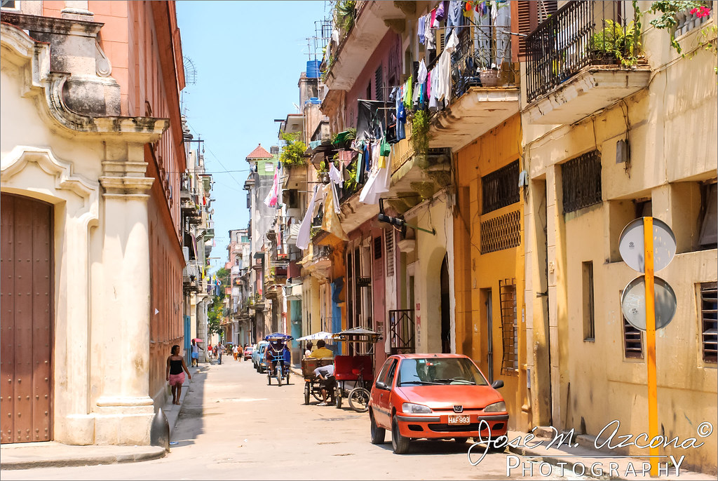 La Habana (Cuba). Colorida calle de La Habana Vieja.