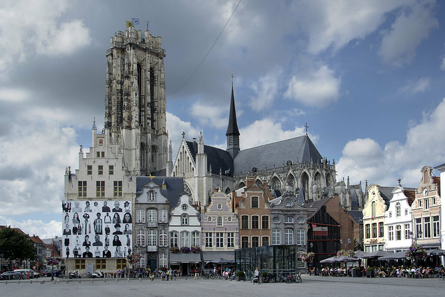 Mechelen, De Sint-Romboutstoren en Kathedraal gezien vanaf de Grote Markt.