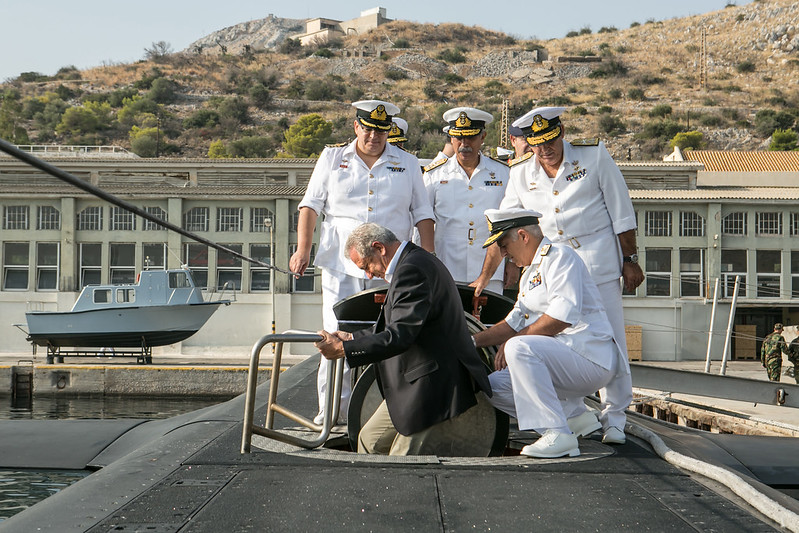 Επίσκεψη ΥΕΘΑ Δημήτρη Αβραμόπουλου στο Αρχηγείο Στόλου και σε Πολεμικά πλοία στο Ναύσταθμο Σαλαμίνος‏