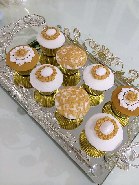 White and gold wedding cupcakes.