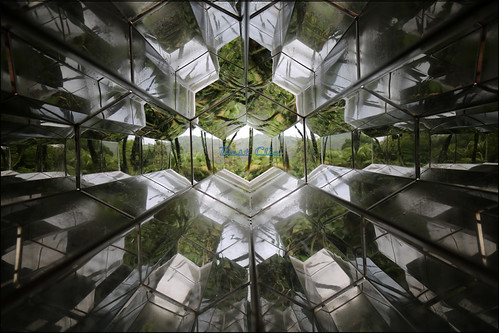 Viewing Machine - Olafur Eliasson by bestclic, Esta obra de Olafur Eliasson baseia-se nos princípios de funcionamento do caleidoscópio, gerando um