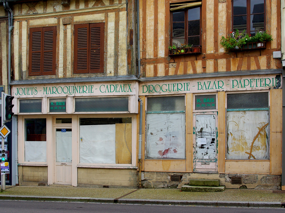 Bazar | Rue Georges Clemenceau, Etrépagny (Eure). Octobre 20… | Flickr