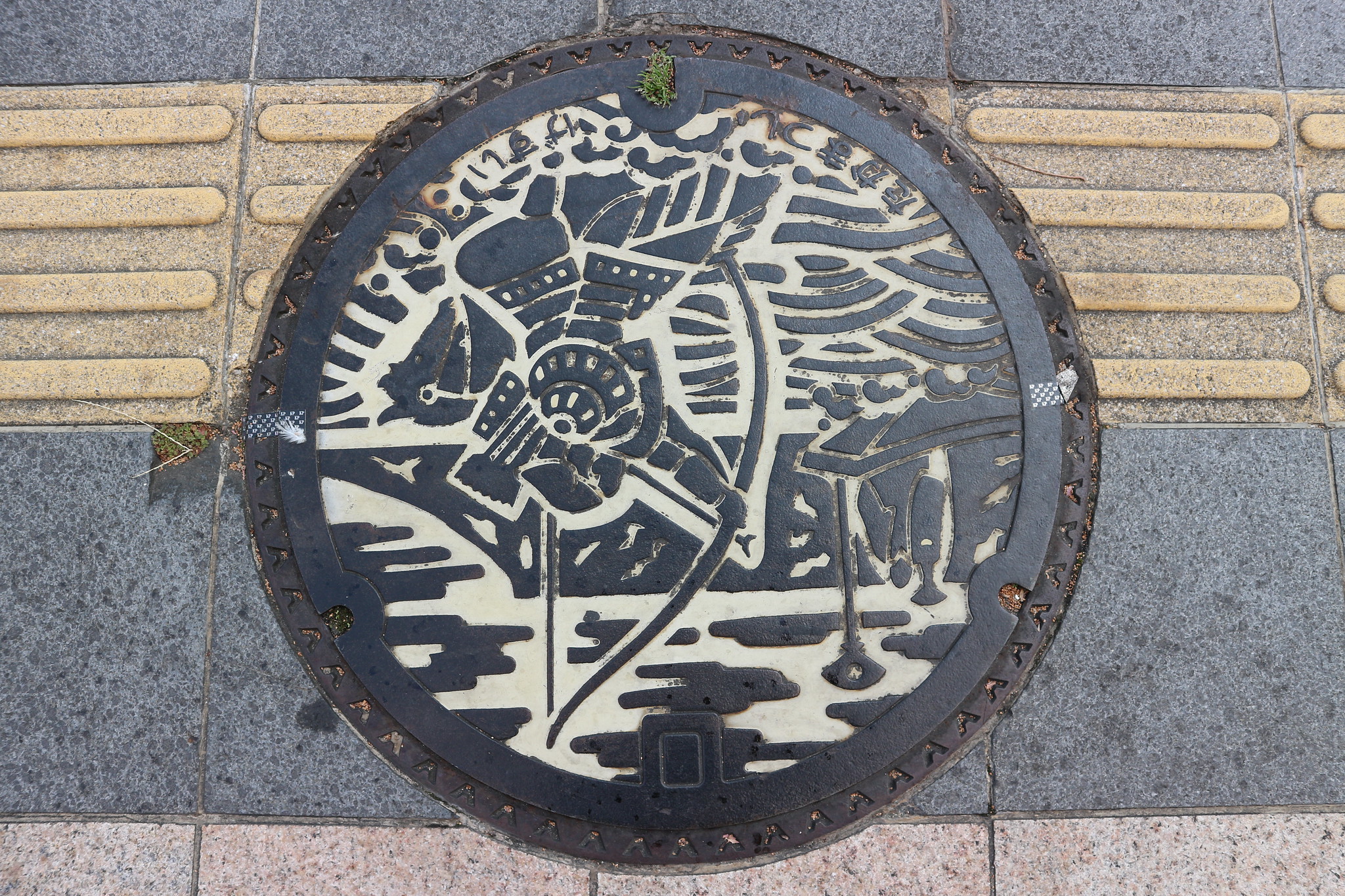 Arte en el suelo de Japón: admirando las alcantarillas.