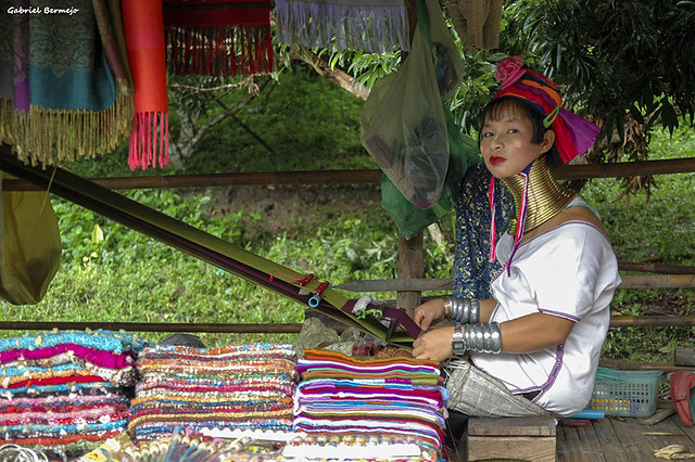 Mujer Paduang tejiendo - Chiang Mai