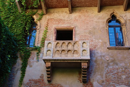 Romeo & Juliet Balcony at the Casa di Giulietta or Juliet's House in Verona, Italy | by www.traveljunction.com
