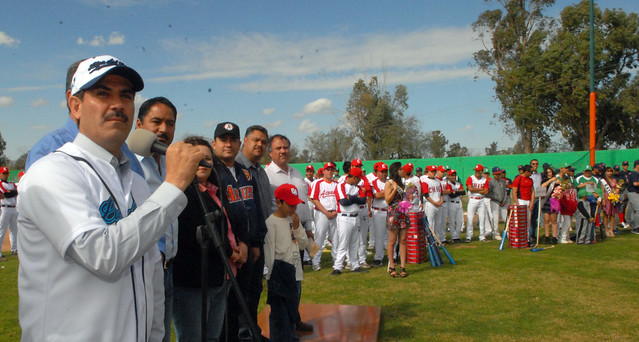 Padrés inauguró la liga de Béisbol del Río Sonora.