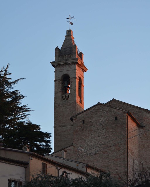 Primo sole sul campanile del borgo