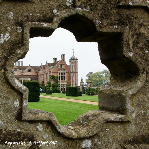 charlecote nationaltrust uk warwickshire nikon d750 gardenwall frame opening ornate house statelyhome architecture outdoor outline view mansion wall