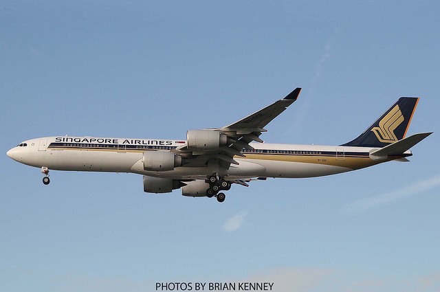 SINGAPORE AIRLINES A340-541